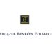 Zdjęcie przedstawia logo Związku Banków Polskich. Logo jest granatowo - złote i składa się z liter ZBP, które są umieszczone w kwadracie. Napisy "Związek Banków Polskich" pod logo są granatowe.