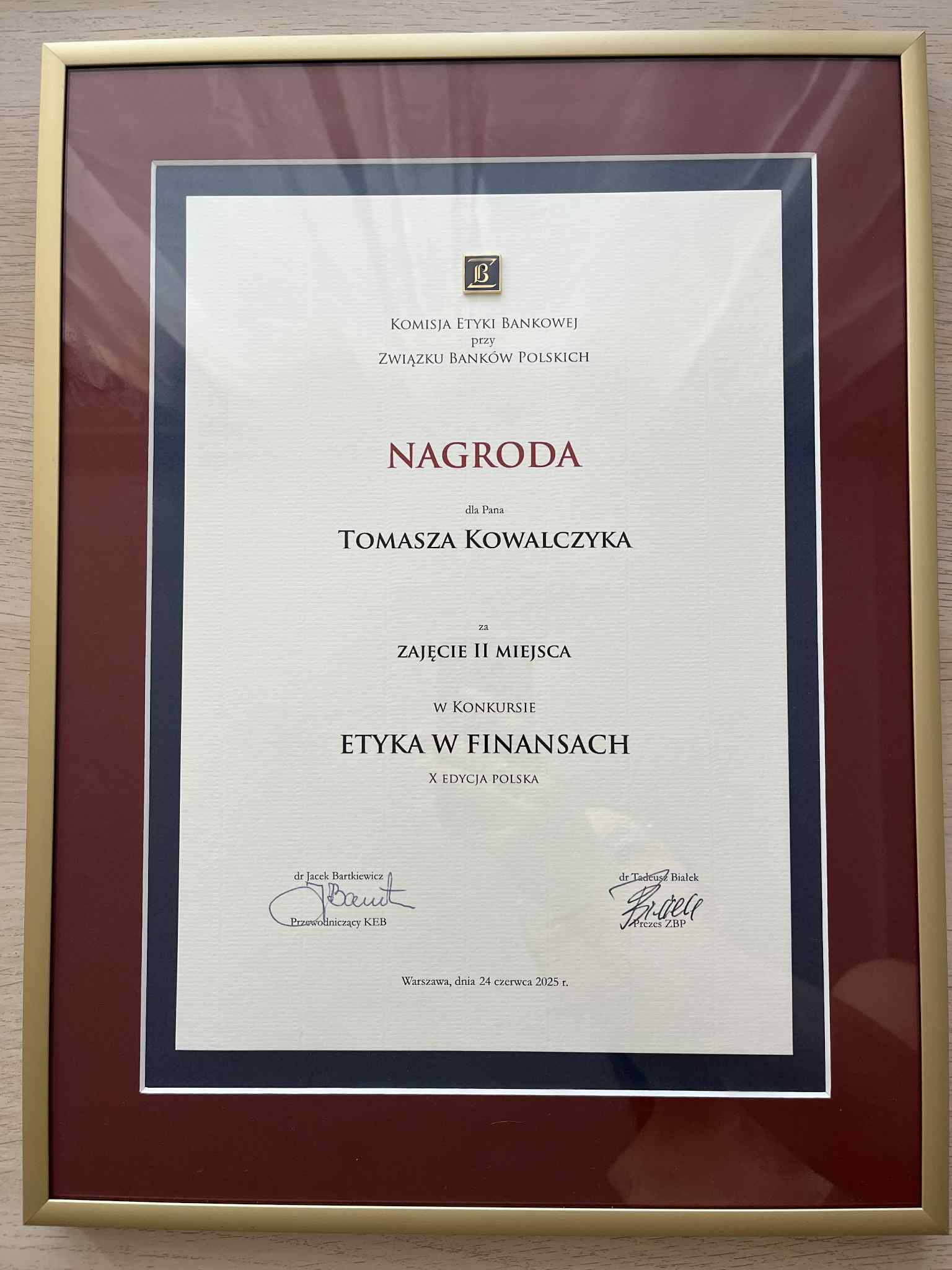 Zdjęcie dyplomu dla Tomasza Kowalczyka.