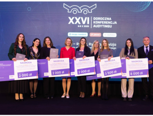 Na zdjęciu przedstawiona jest grupa ośmiu osób stojących w rzędzie. Są to kobiety i mężczyzna, wszyscy elegancko ubrani. W tle widać ciemne tło z logo i napisem "Doroczna Konferencja Audytingu", co sugeruje, że to wydarzenie związane z audytem. Wszyscy trzymają duże tablice z napisem "Nagroda" i kwotami od 2000 zł do 8000 zł, co wskazuje, że są to uczestnicy lub laureaci konkursu związany z audytem. Panuje atmosfera radości i triumfu, sugerująca, że osoby te są zadowolone z otrzymanych nagród. Miejsce wygląda jak scena konferencyjna. Czas dnia czy sezon nie jest możliwy do ustalenia na podstawie samego zdjęcia.